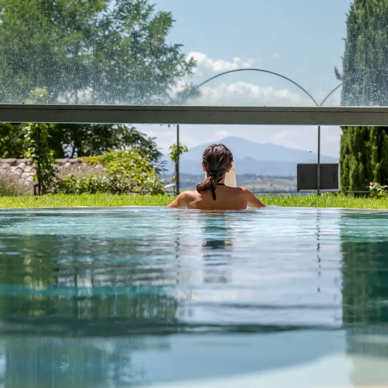 Ragazza fa il bagno in piscina spa thesan Il Falconiere