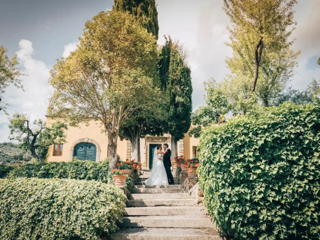 Sposi su scalinata esterno chiesa Toscana